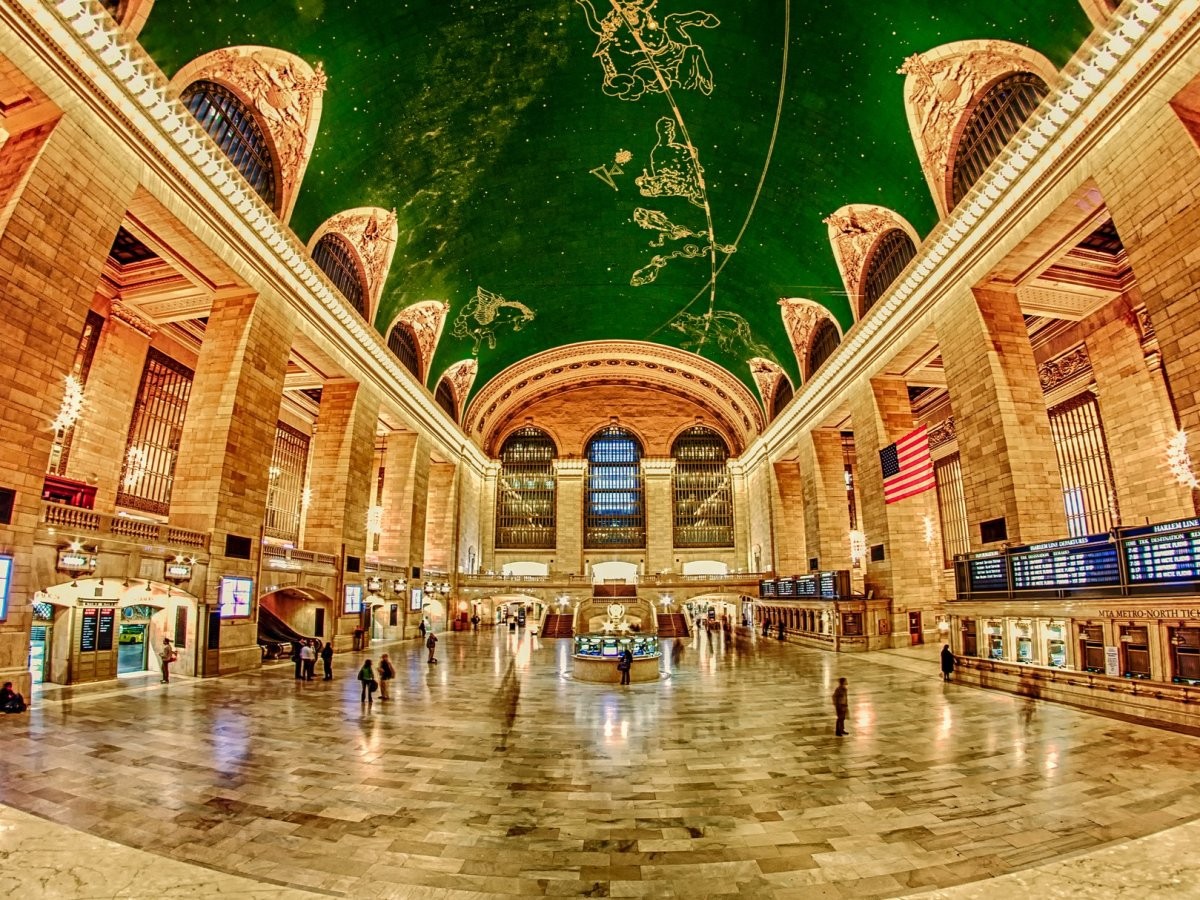 Grand Central Terminal ở thành phố New York, Mỹ là một trong những địa điểm đạt  kỷ lục ấn tượng nhất thế giới khi là nhà ga có nhiều đường ray nhất Trái đất (44 đường ray). Nhà ga Grand Central Terminal được xây dựng trong giai đoạn năm 1903-1913.